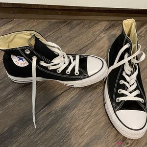 Black and white converse size 8